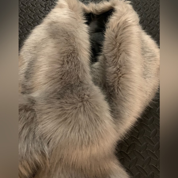 Bridal Wrap Shaul fake fur light gray color - Picture 2 of 13
